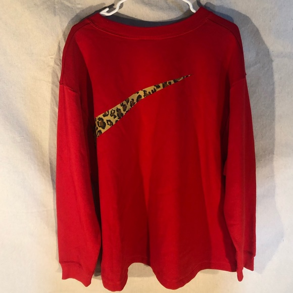 Nike Womens Cheetah Print Wrap Swoosh Sweatshirt Loose Fit - Picture 2 of 4